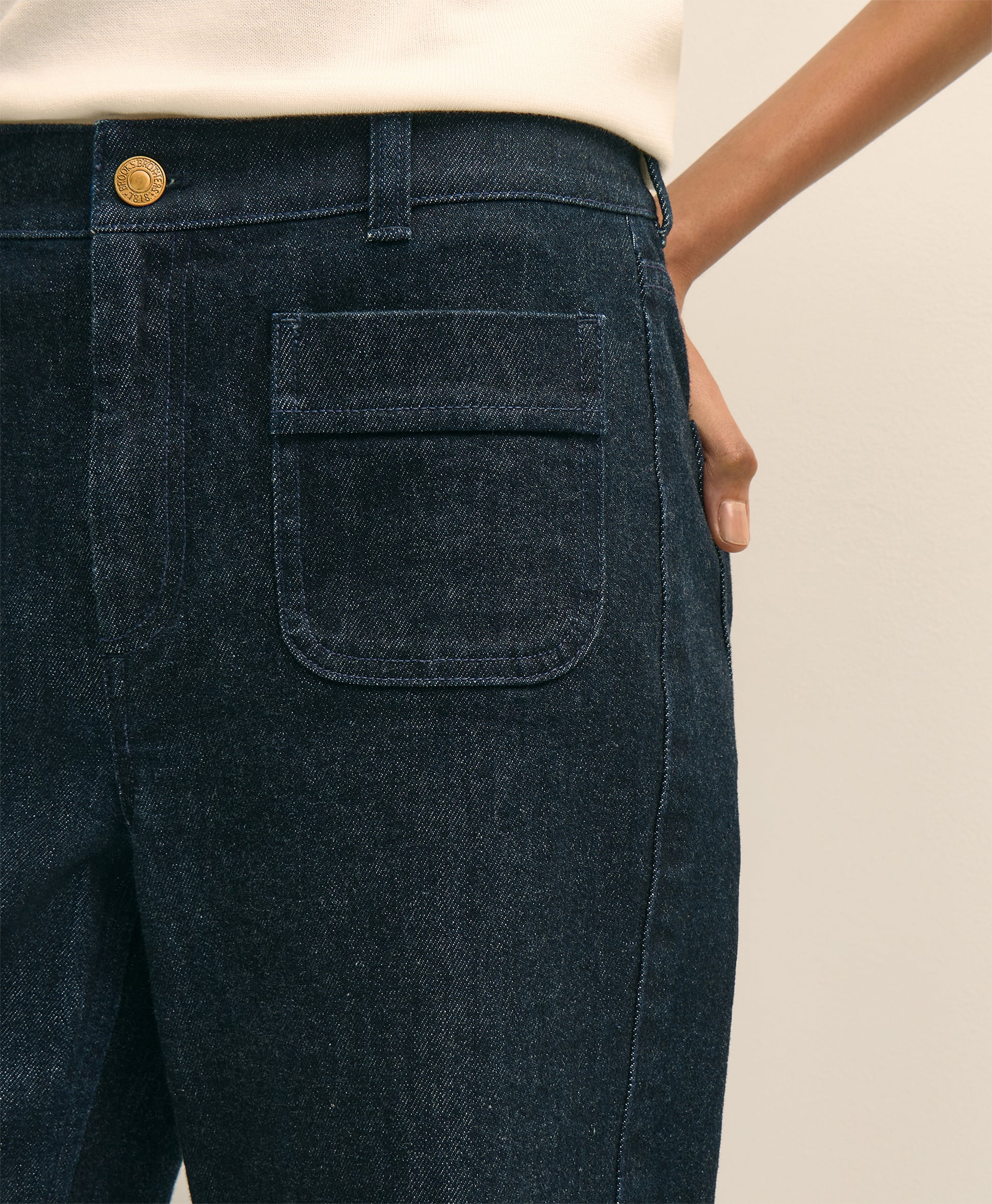 Dark blue jeans with a pocket detail